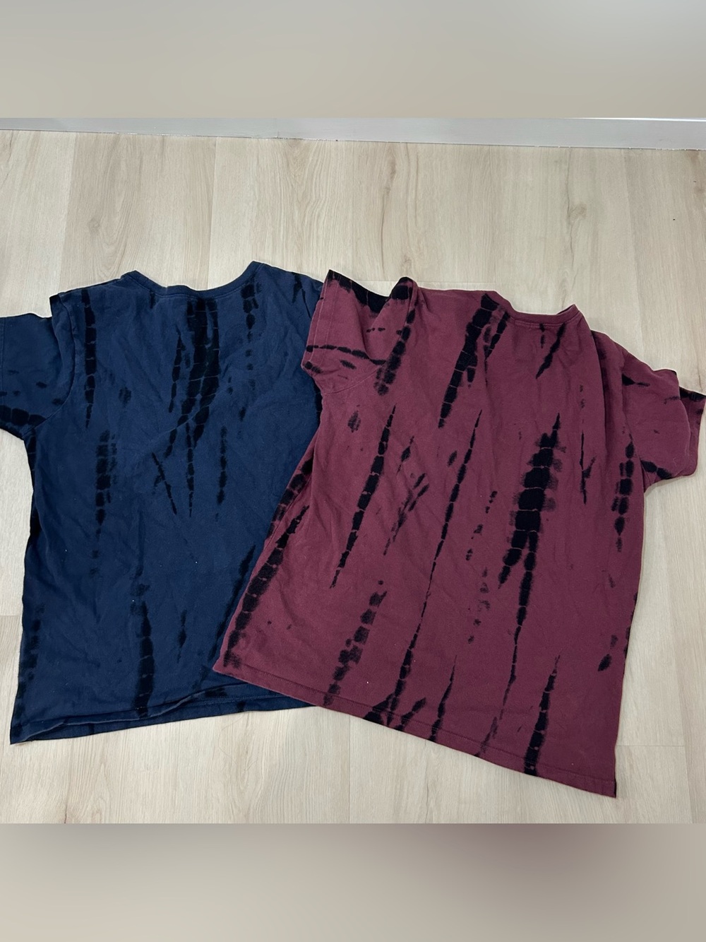 GUESS Tee bundle (US M) - Picture 2 of 4